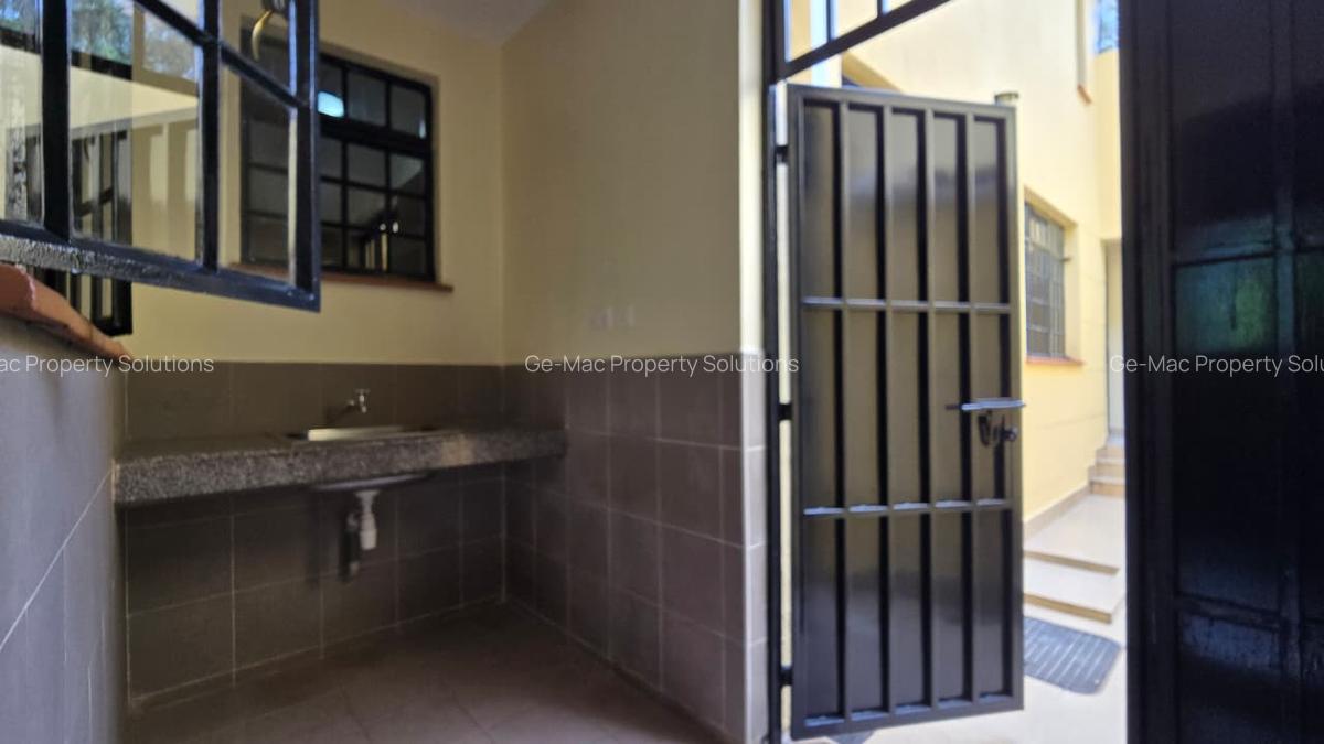4 Bed House with En Suite in Lavington - 14