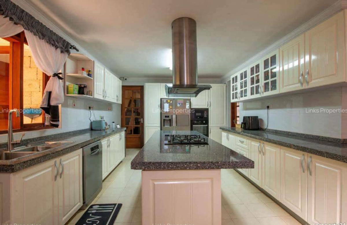 5 Bed Townhouse with En Suite at Karen - 5