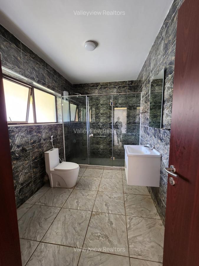 5 Bed Townhouse with En Suite at Lavington - 8
