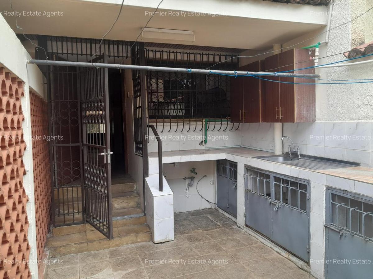 5 Bed Villa with En Suite at Rhapta Road - 11