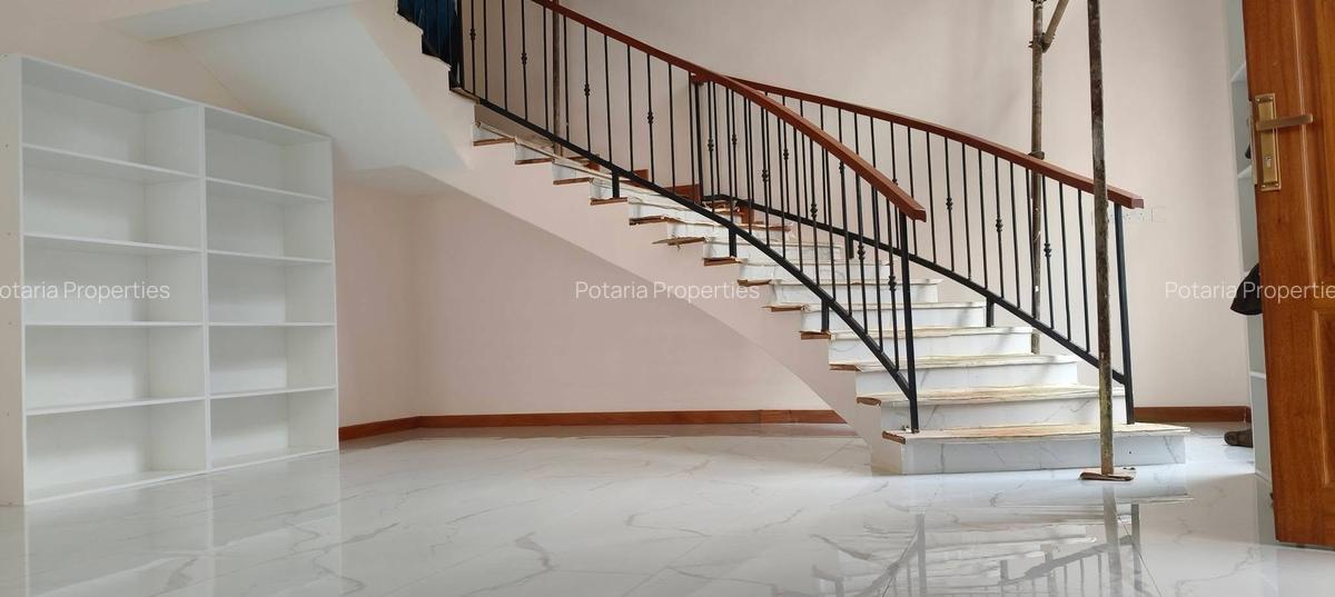 4 Bed House with En Suite in Rosslyn - 11