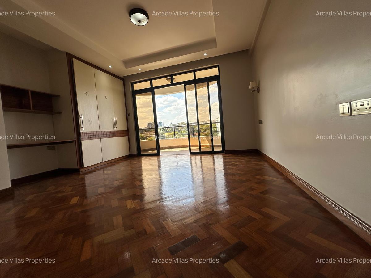 3 Bed Apartment with En Suite in Riverside - 4