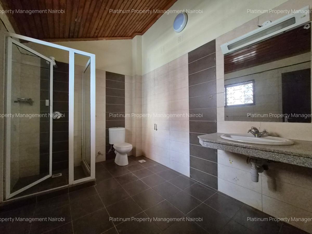 5 Bed House with En Suite at Second Parklands - 15