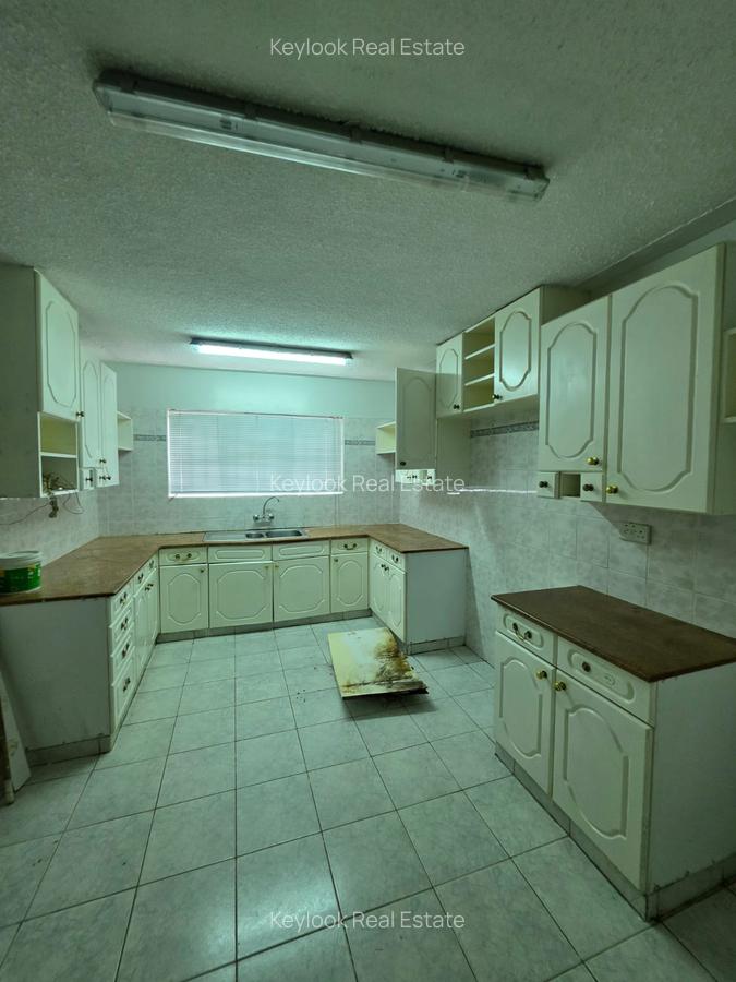 4 Bed Townhouse with En Suite at James Gichuru Road - 11