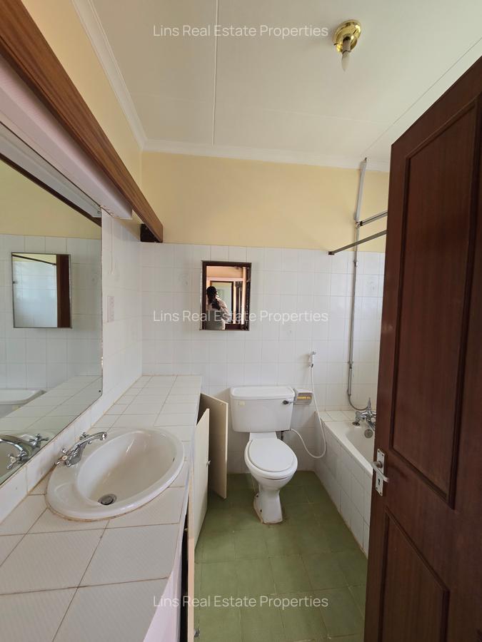 5 Bed House with En Suite in Runda - 13