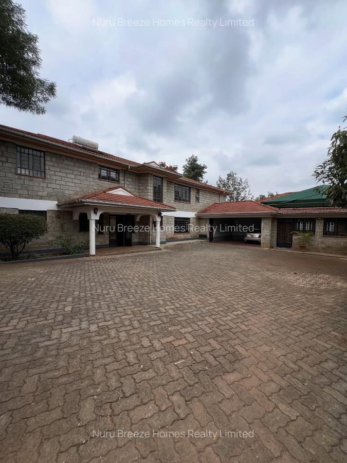 5 Bed House with En Suite in Runda - 1