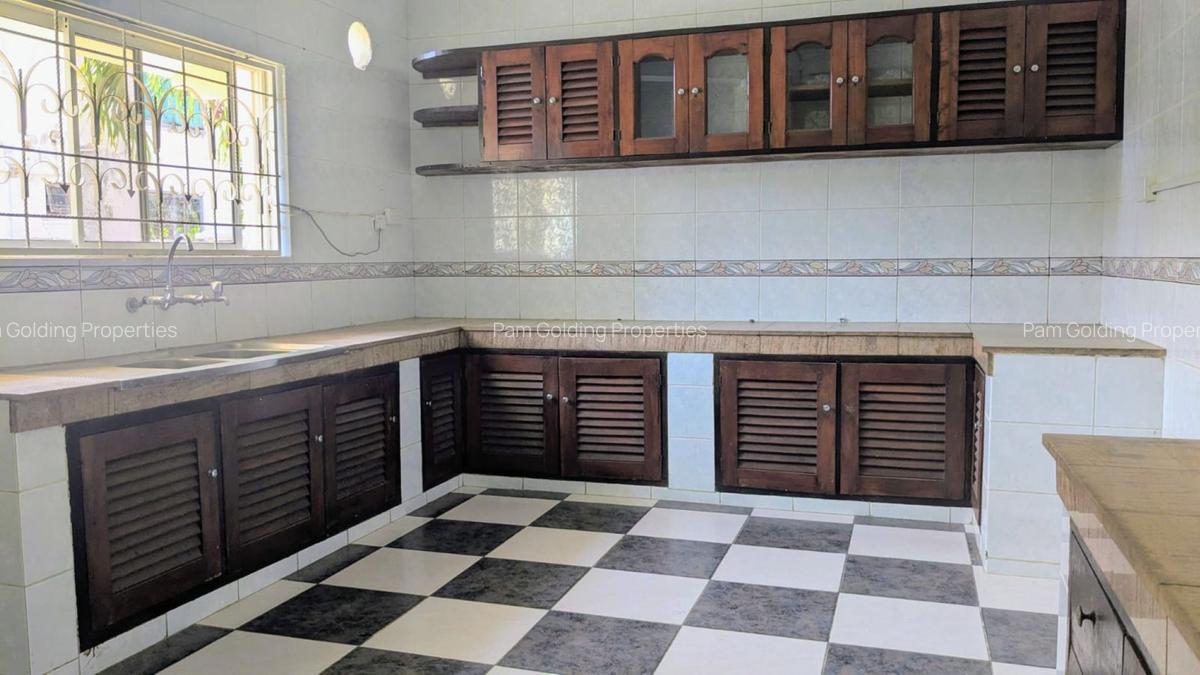 4 Bed House with Swimming Pool at Links Road - 11