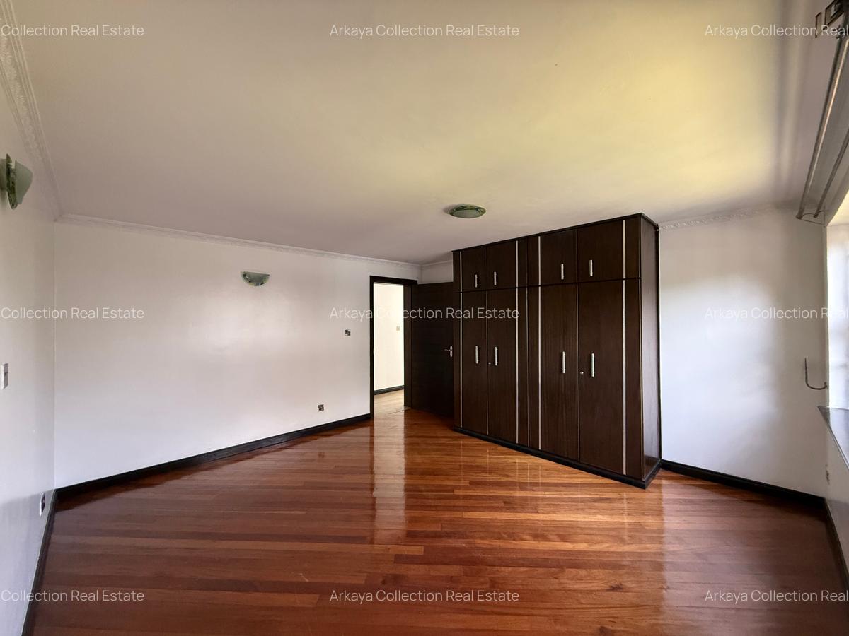 5 Bed House with En Suite in Runda - 14