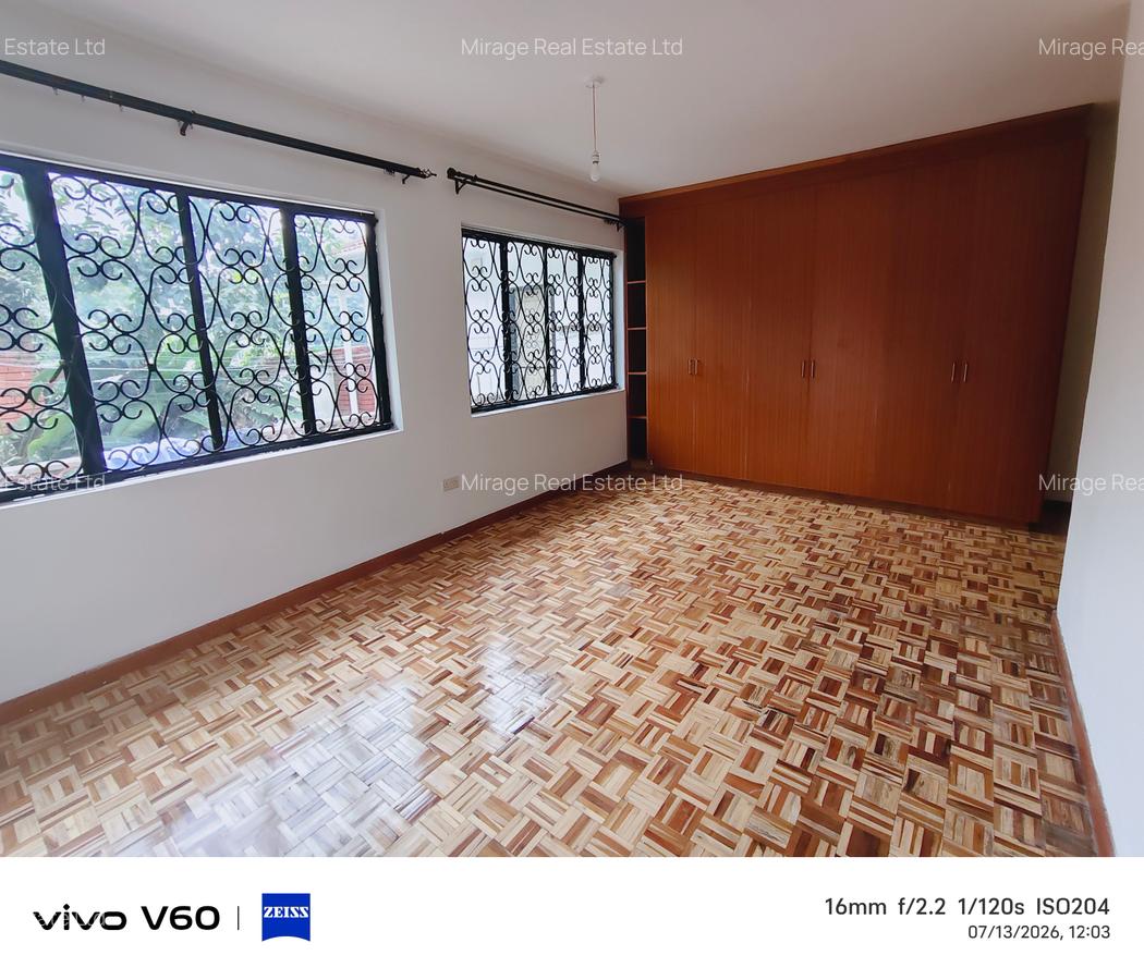 6 Bed House with En Suite in Nyari - 17
