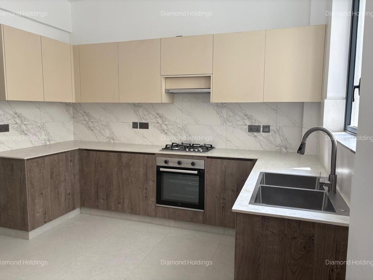 3 Bed Apartment with En Suite in Brookside - 8