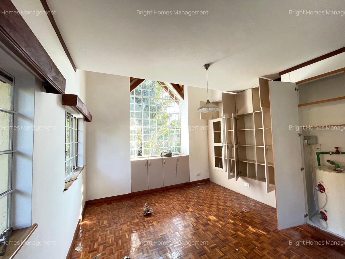 5 Bed Villa with En Suite in Spring Valley - 10