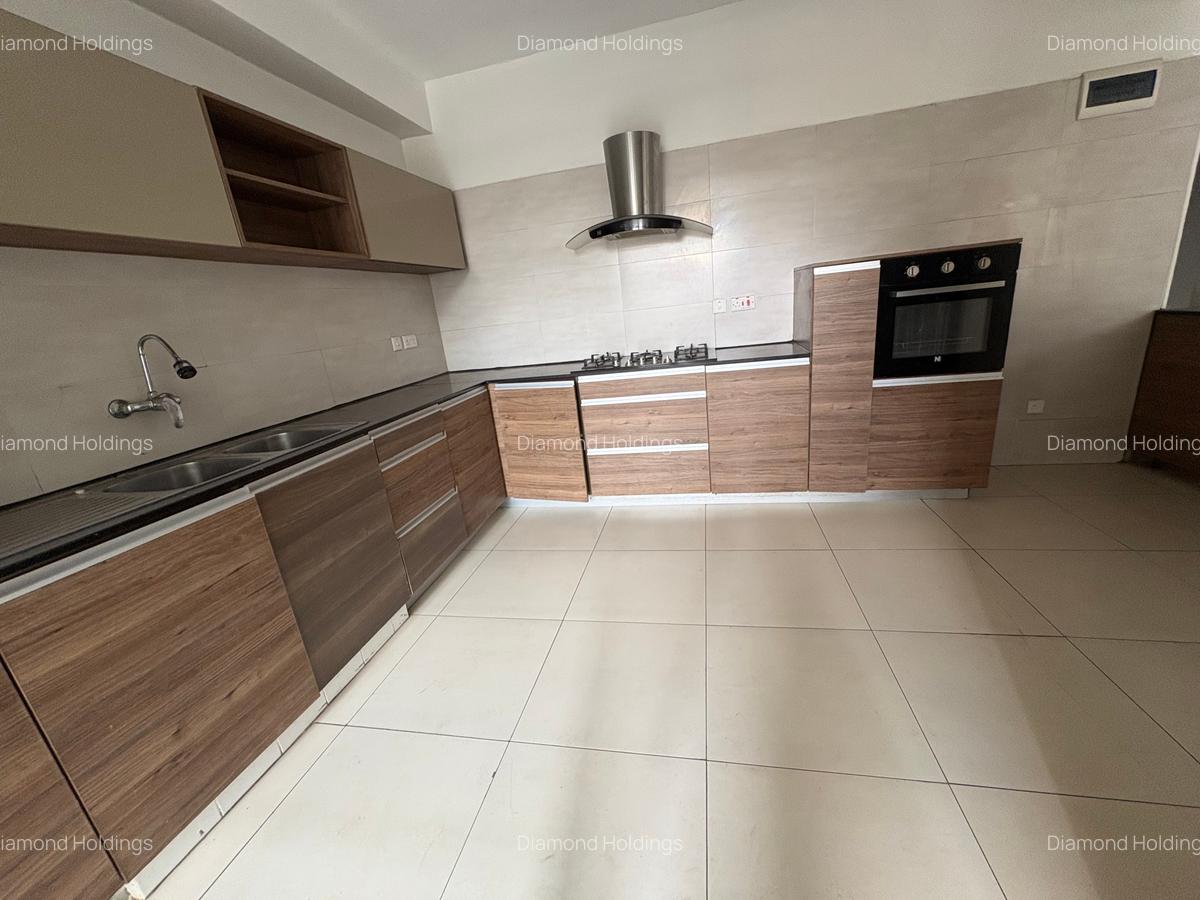 4 Bed Apartment with En Suite at Parklands - 12