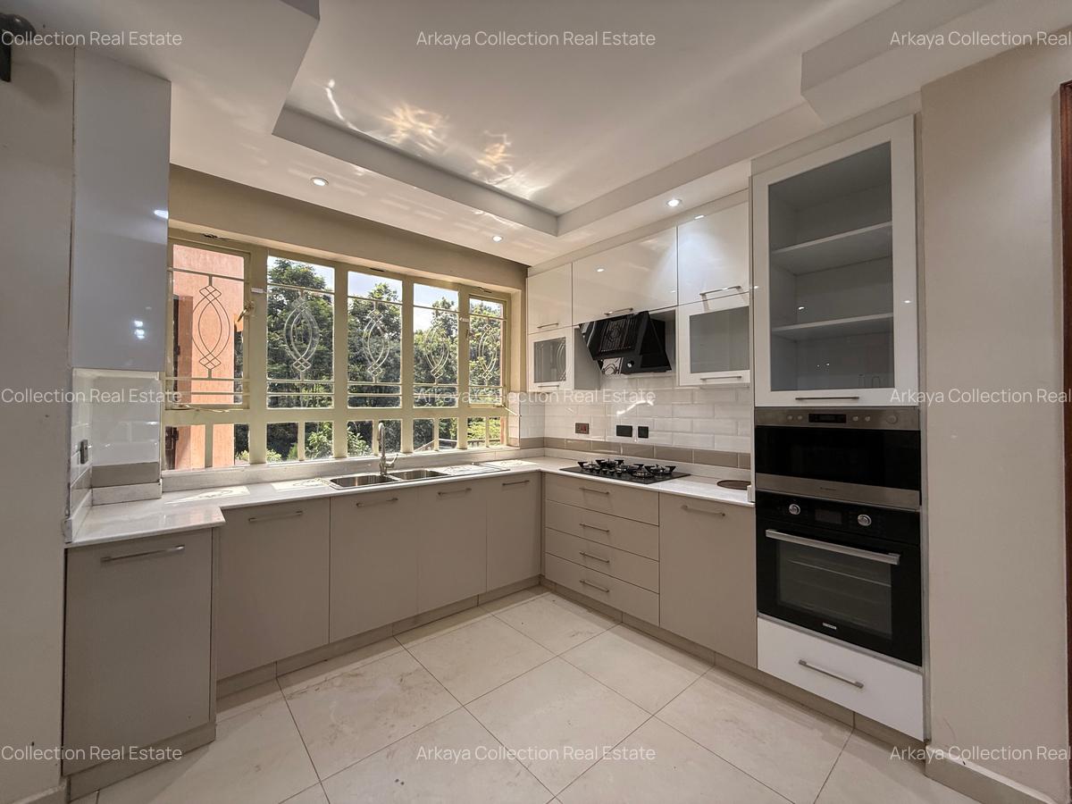 6 Bed House with En Suite in Nyari - 3
