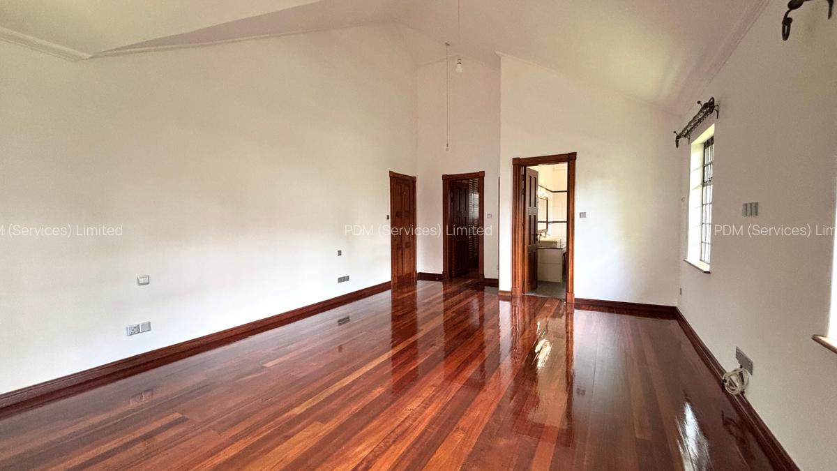 4 Bed Villa with En Suite in Spring Valley - 6
