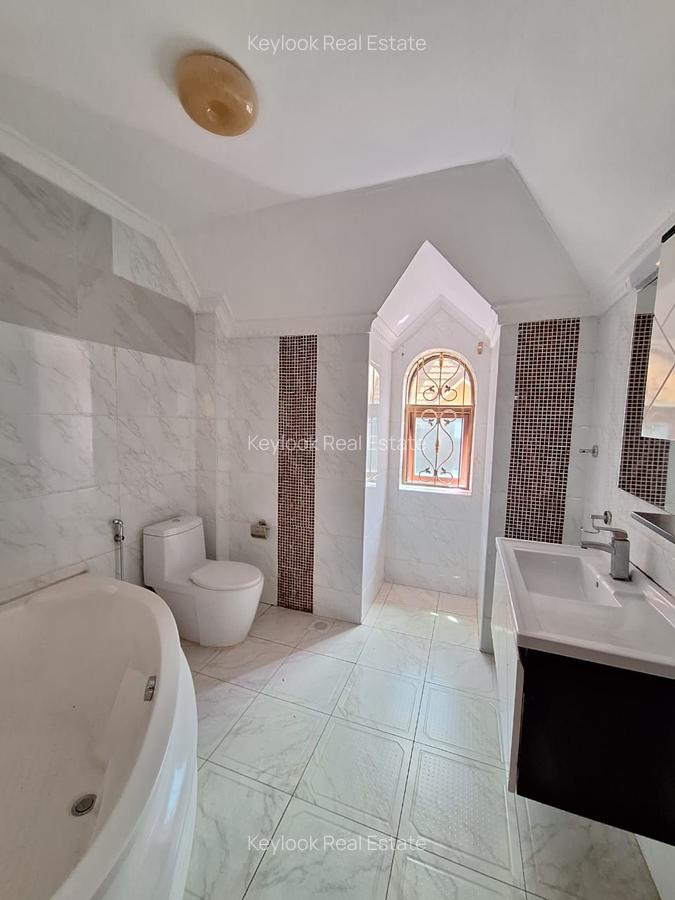 5 Bed Townhouse with En Suite at Othaya Road - 9