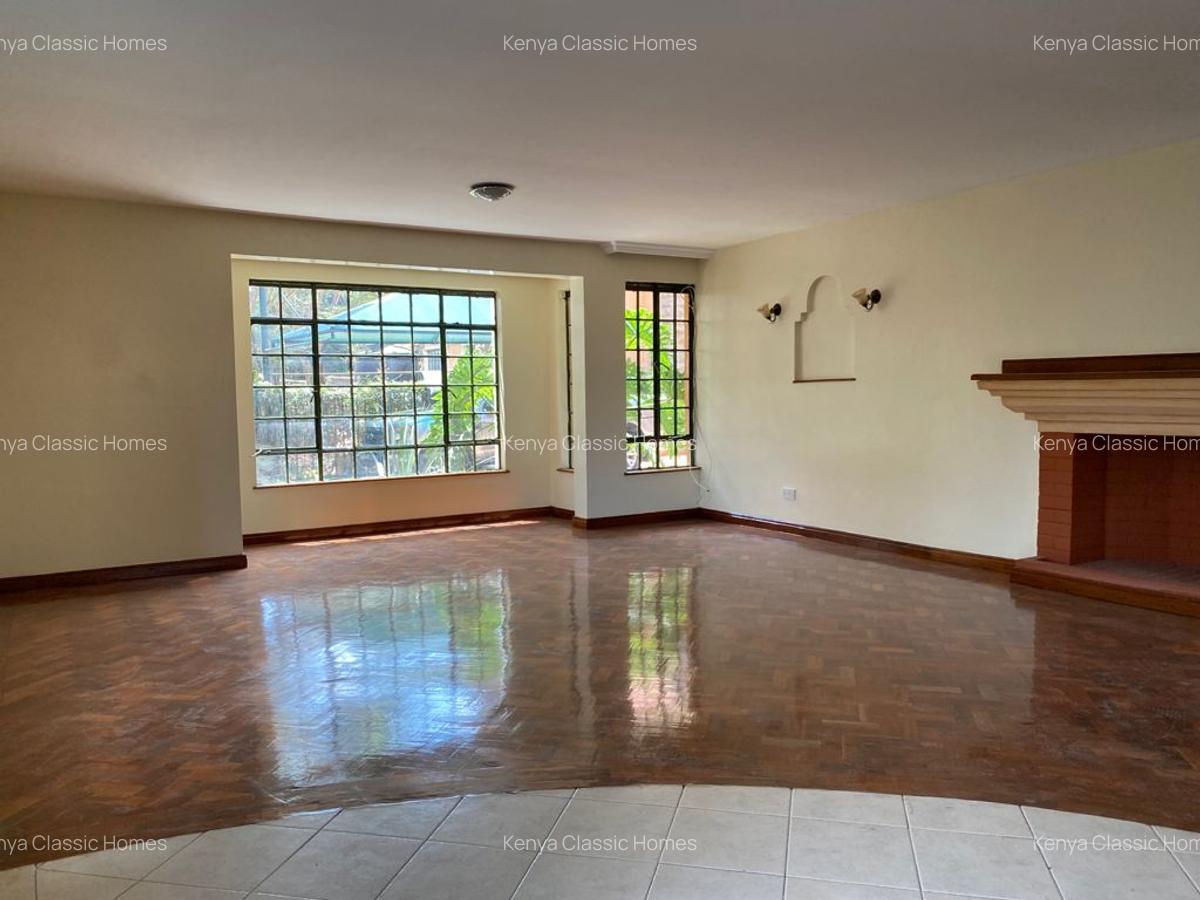 5 Bed Townhouse with En Suite at Lavington - 4