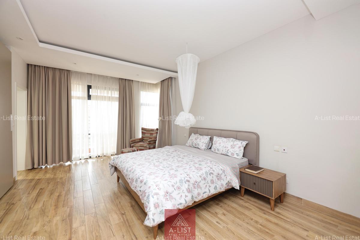4 Bed Apartment with En Suite at Riverside Drive - 16