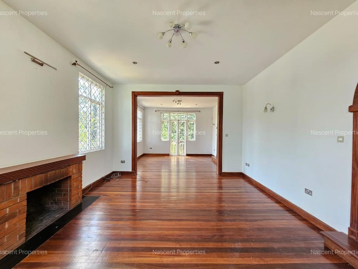 5 Bed House with En Suite in Rosslyn - 12