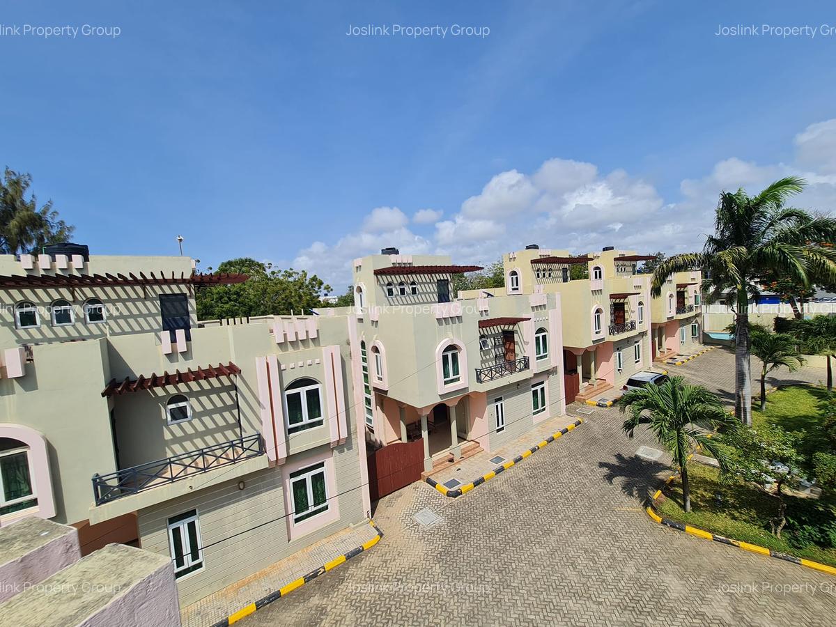 5 Bed Townhouse with Swimming Pool in Nyali Area - 17