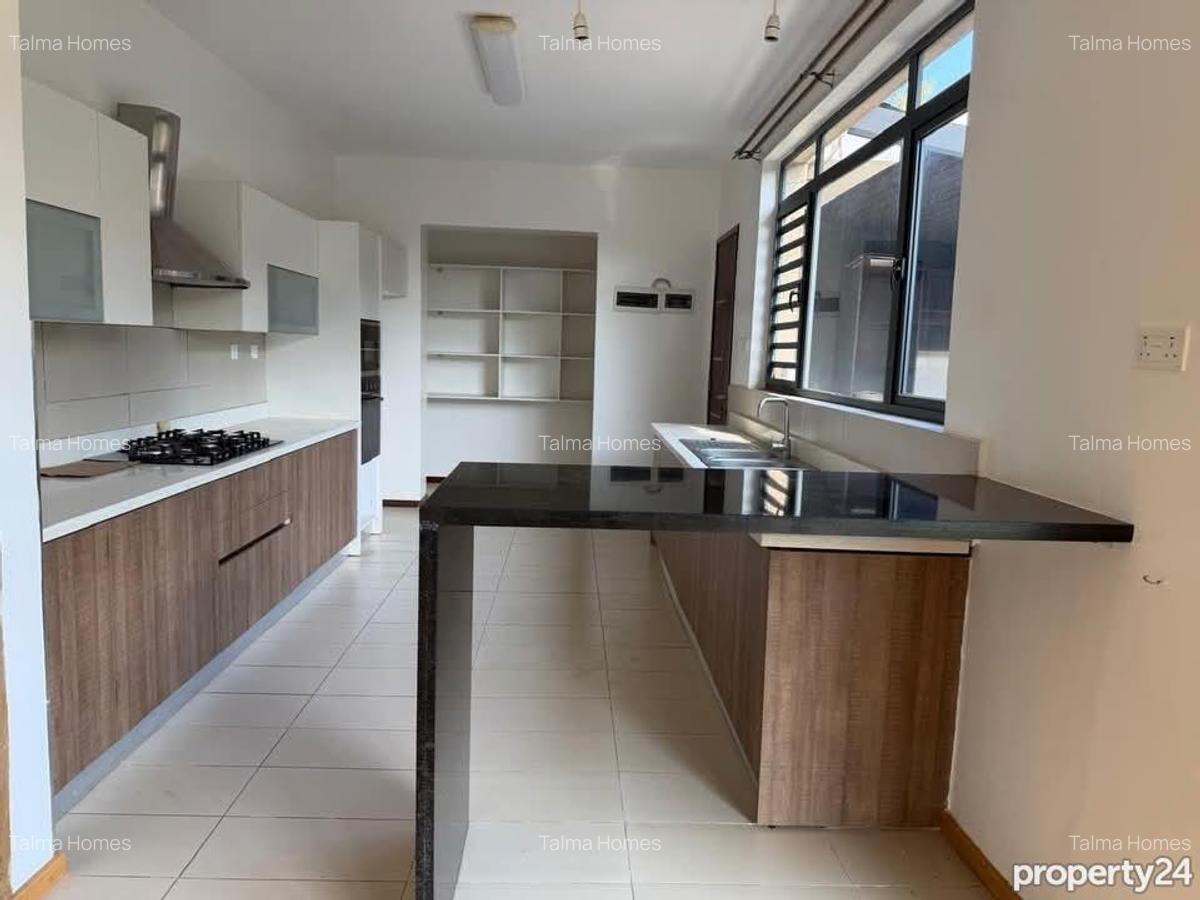 4 Bed Townhouse with En Suite at Garden Estate Road - 6