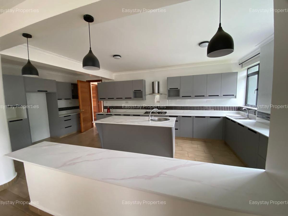 4 Bed Townhouse with En Suite in Ridgeways - 2