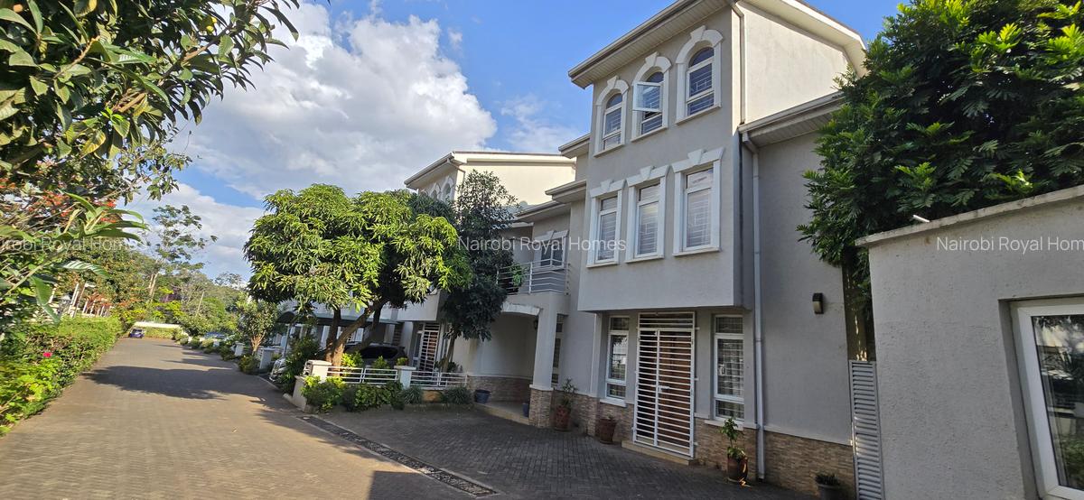 5 Bed Townhouse with En Suite at Lavington Green - 1