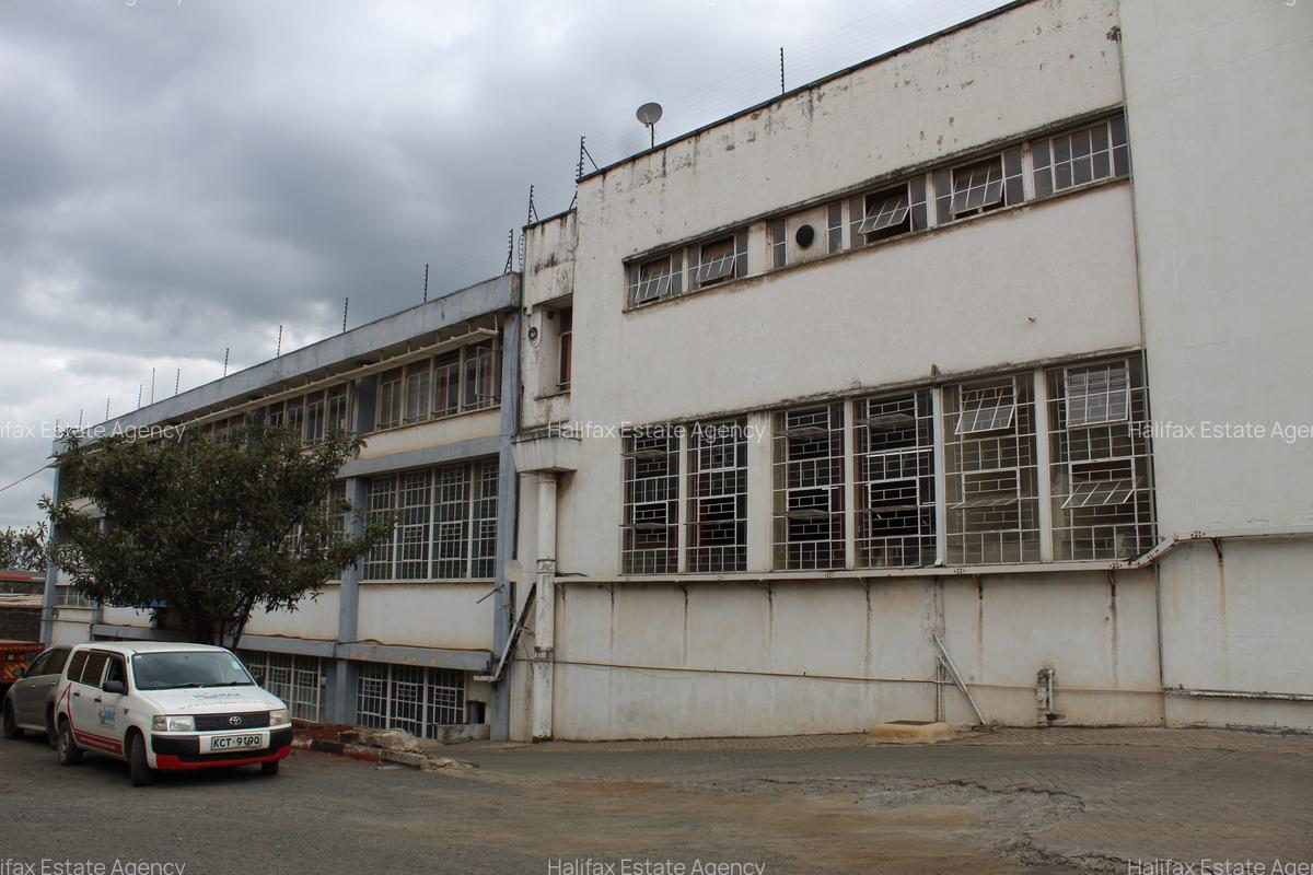 Commercial Property with Parking in Industrial Area - 1