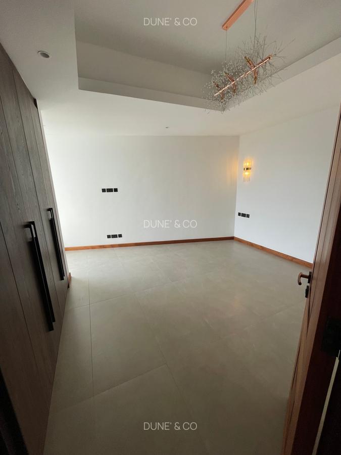 4 Bed Apartment with En Suite in Riverside - 10