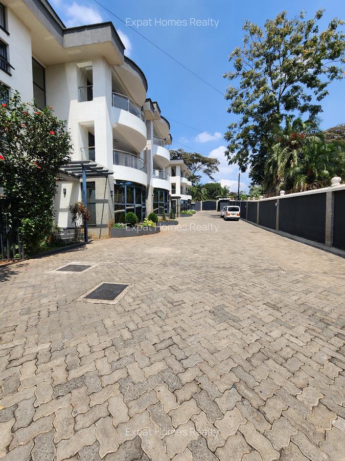 5 Bed Villa with En Suite in Lavington - 1