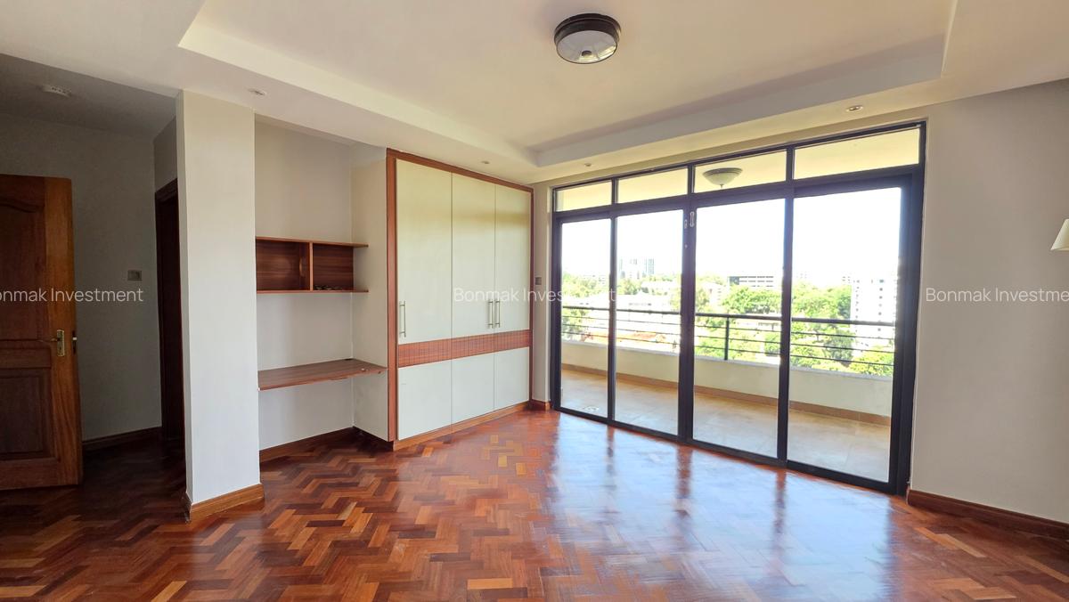 4 Bed Apartment with En Suite at Riverside Drive - 13