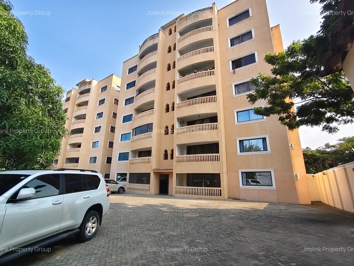 3 Bed Apartment with En Suite at Greenwood Drive - 2