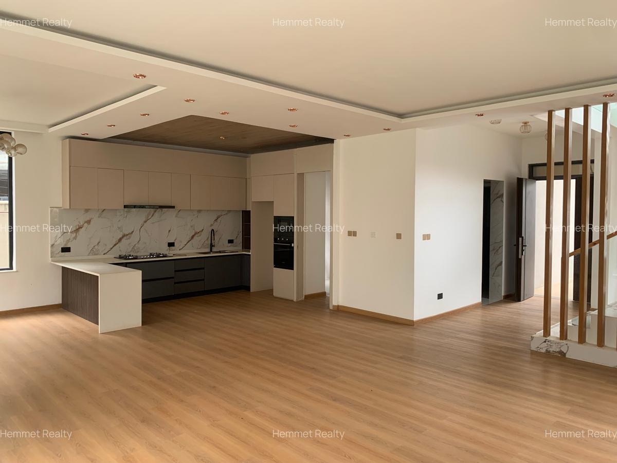 5 Bed Townhouse with En Suite in Lavington - 3