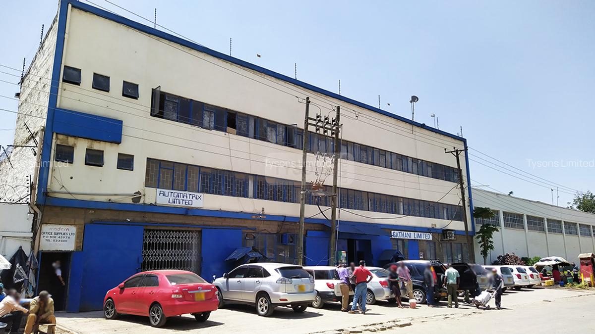 2,100 ft² Commercial Property in Industrial Area - 1