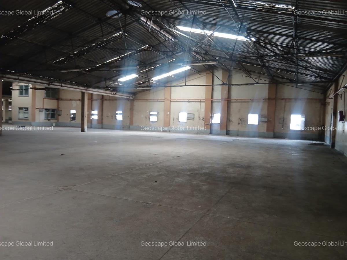 38,000 ft² Warehouse with Parking in Industrial Area - 2