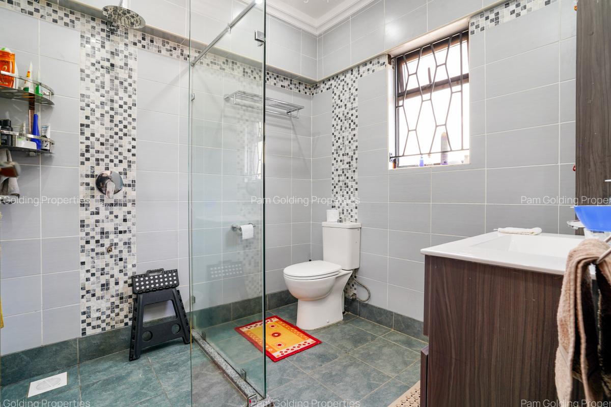 5 Bed Townhouse with En Suite at Muhoho Avenue - 13