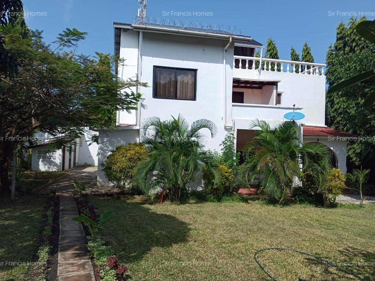 4 Bed Villa with En Suite at Galu - 1