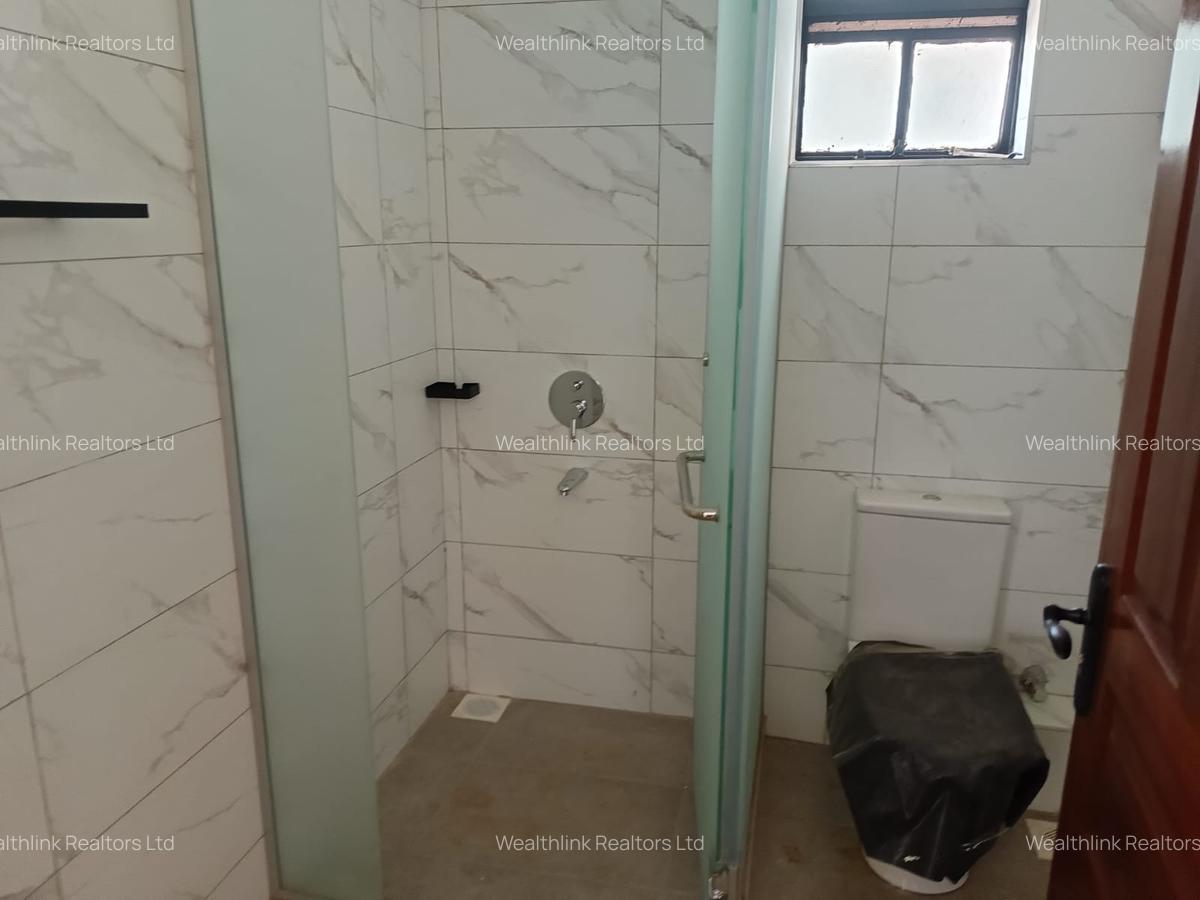 5 Bed House with En Suite at Ridgeways - 15