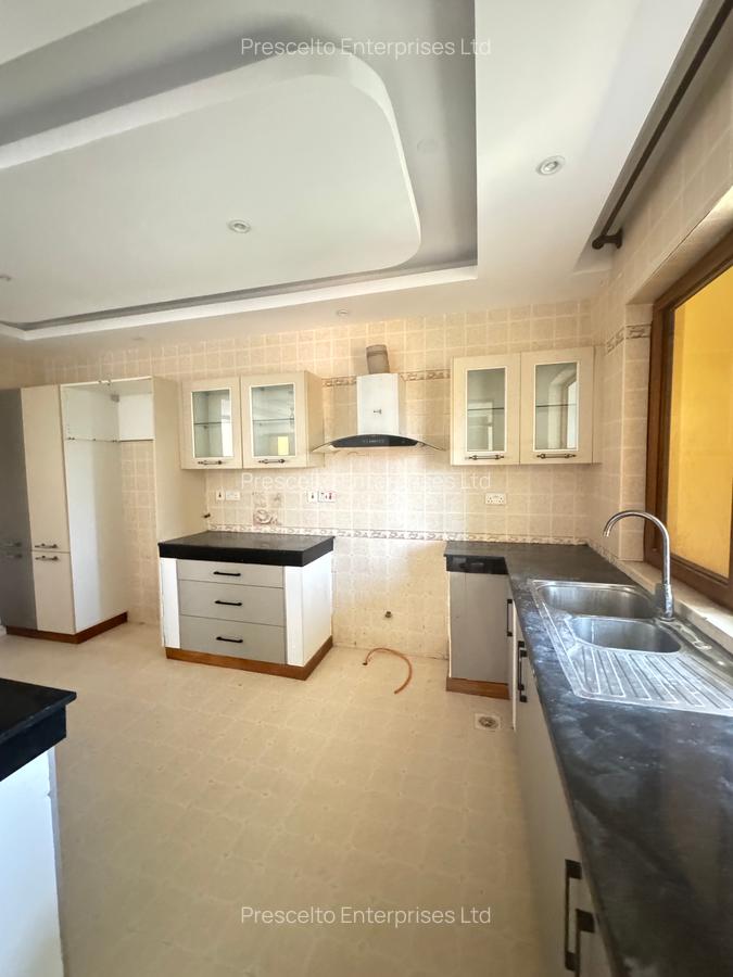 3 Bed Apartment with En Suite at Off Links Road - 2
