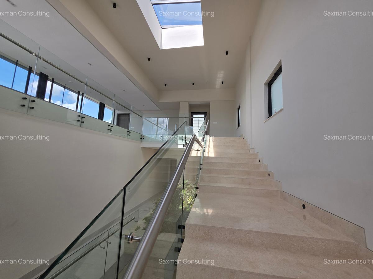 5 Bed House with En Suite in Brookside - 9