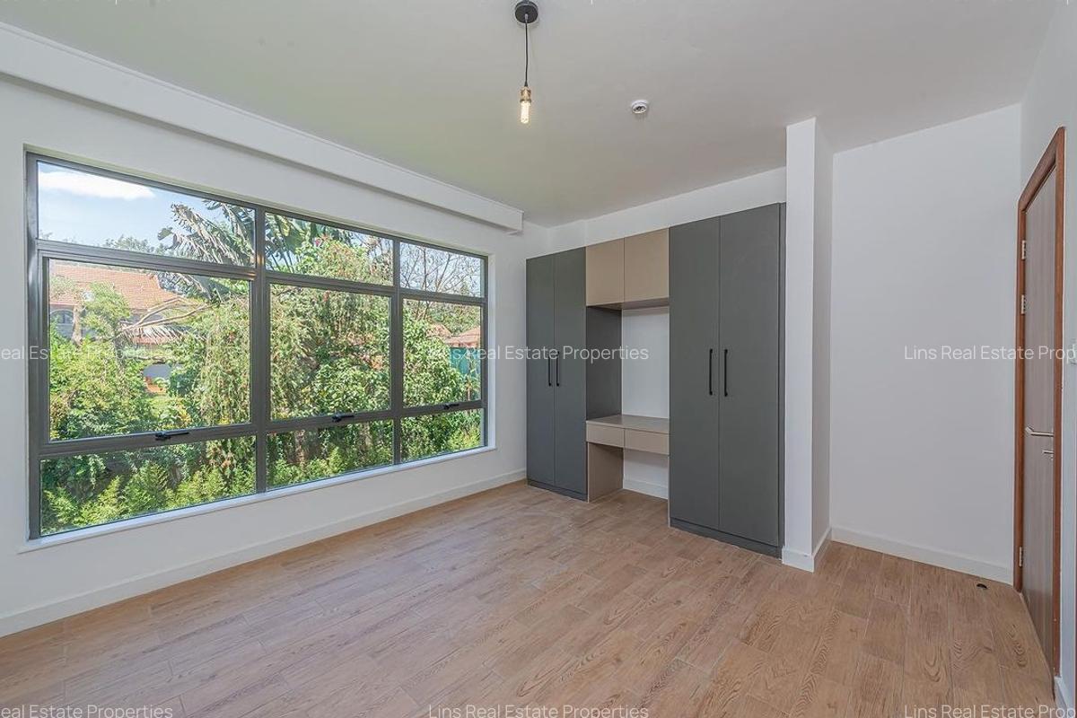 4 Bed Apartment with En Suite in Rosslyn - 5