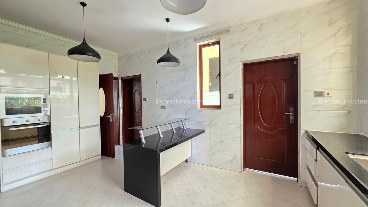 5 Bed Townhouse with En Suite at Lavington Green - 17