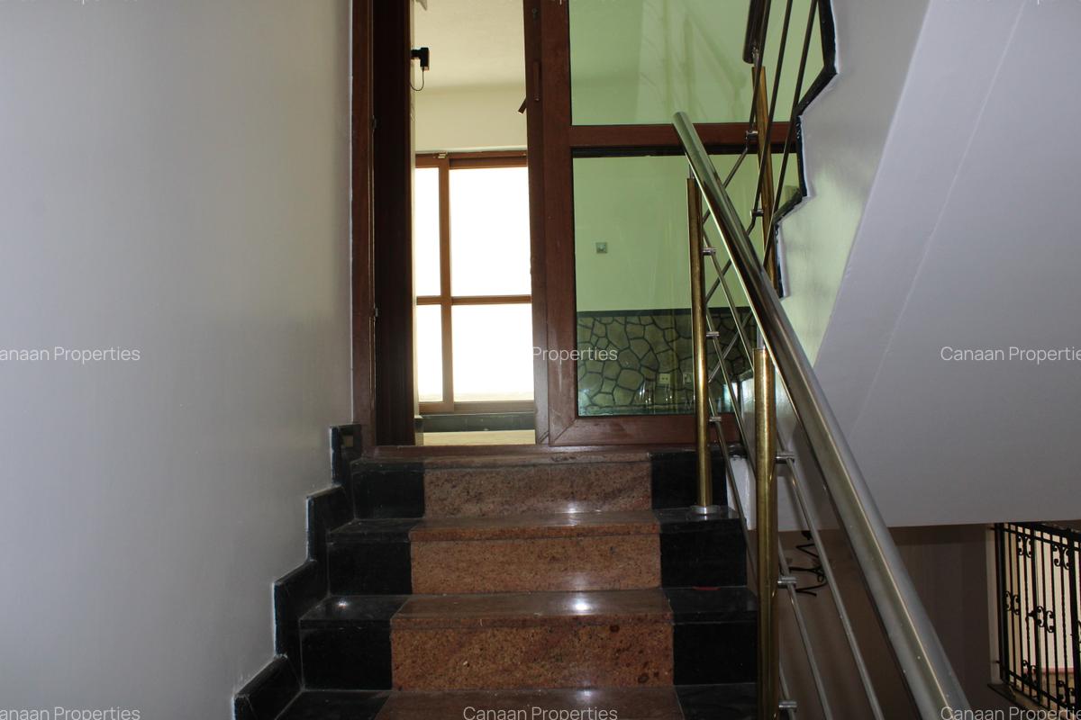 4 Bed Villa with En Suite in Westlands Area - 17