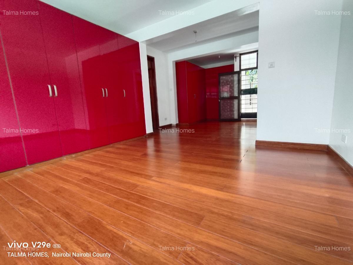5 Bed Townhouse with En Suite at Lavington - 16