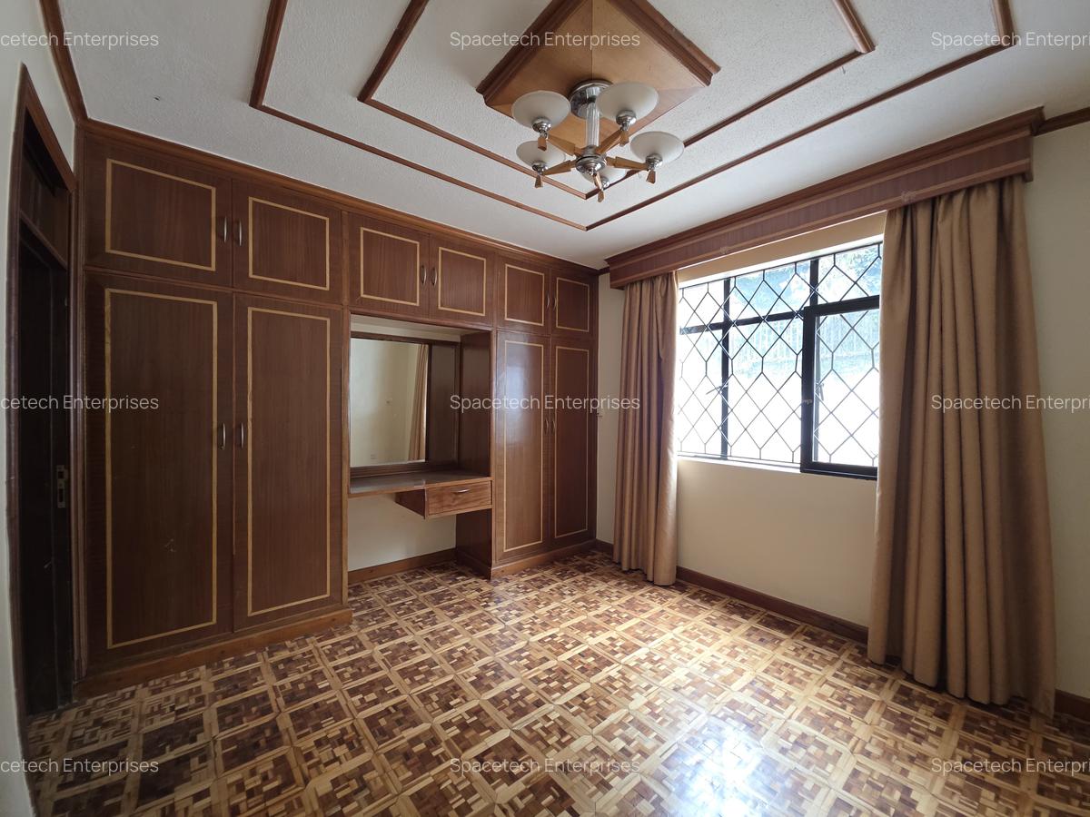5 Bed House with En Suite in Runda - 18