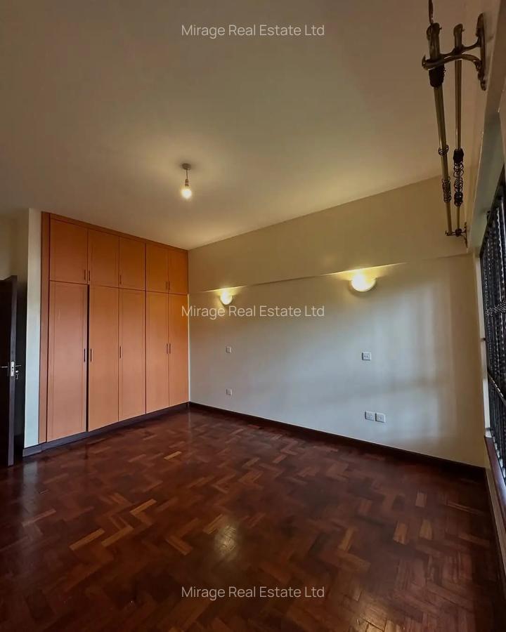 4 Bed Apartment with En Suite in Brookside - 20