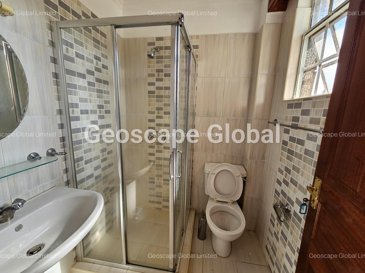 4 Bed House with En Suite in Rosslyn - 11