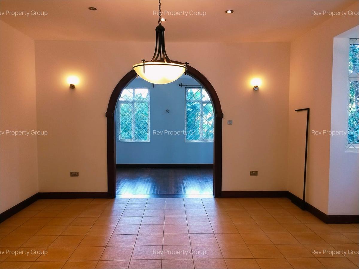 5 Bed Villa with En Suite in Rosslyn - 3