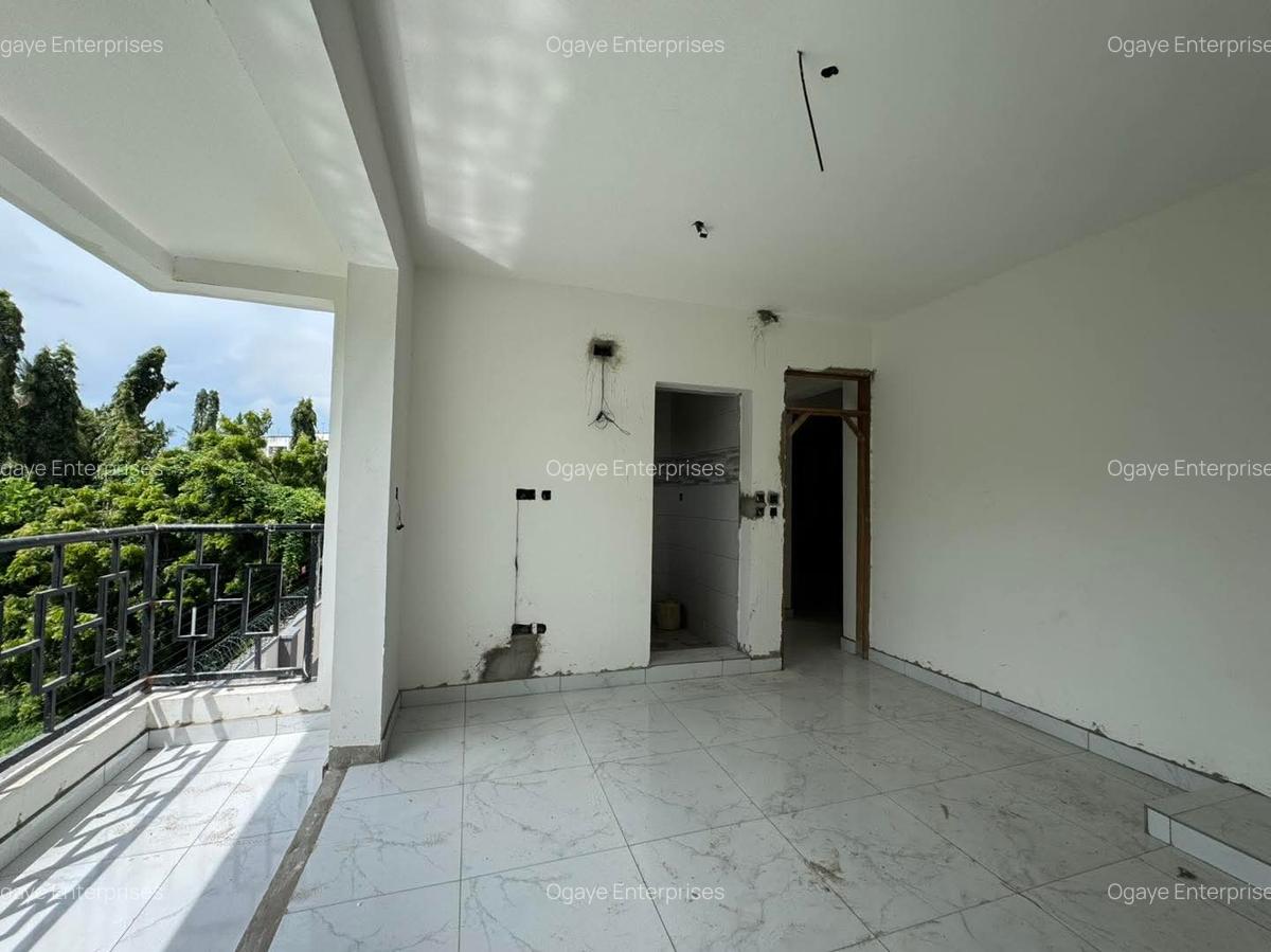 3 Bed Apartment with En Suite at Beach Road - 6