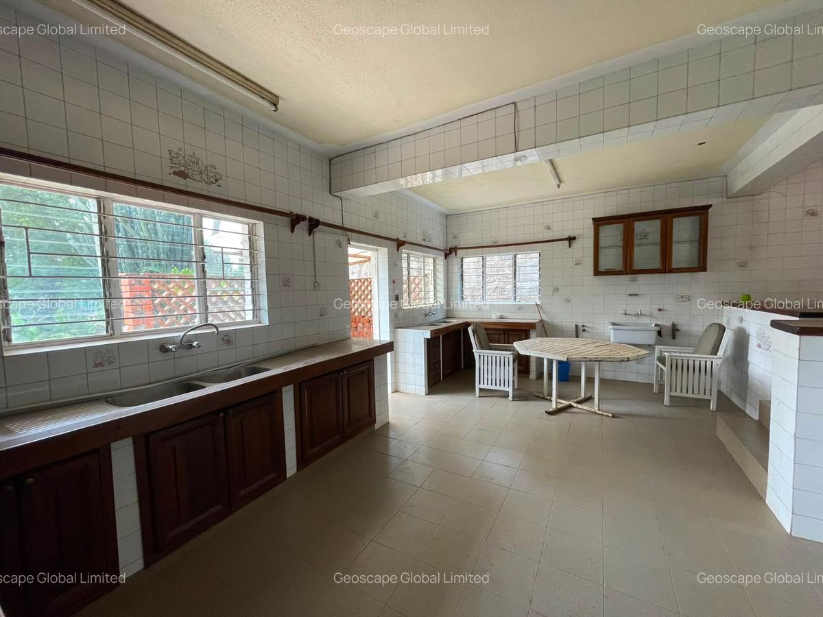 6 Bed Villa with En Suite in Riverside - 14