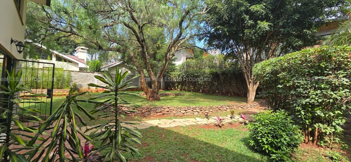 4 Bed House with En Suite in Lavington - 17